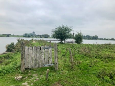 Bezielde eenvoud Hilde Backus hek aan de rivier