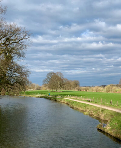 Training wandelcoaching bij tegenwind in de natuur