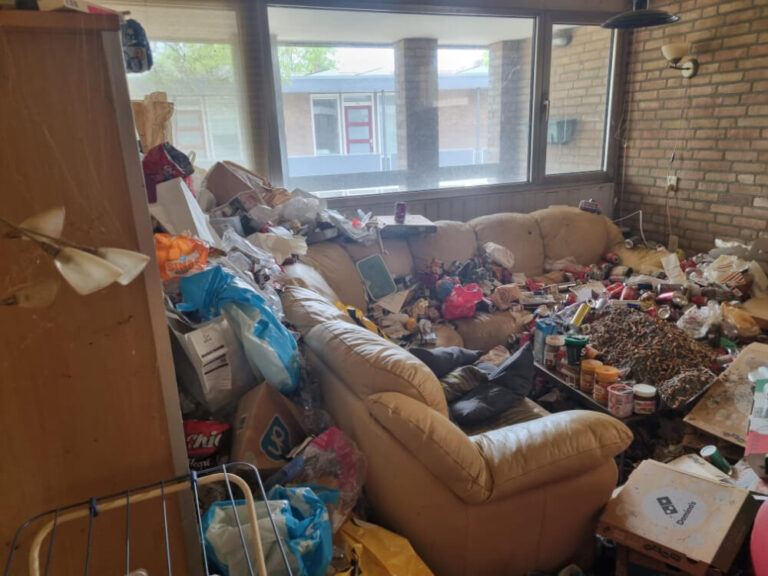 Huiskamer vol met afval