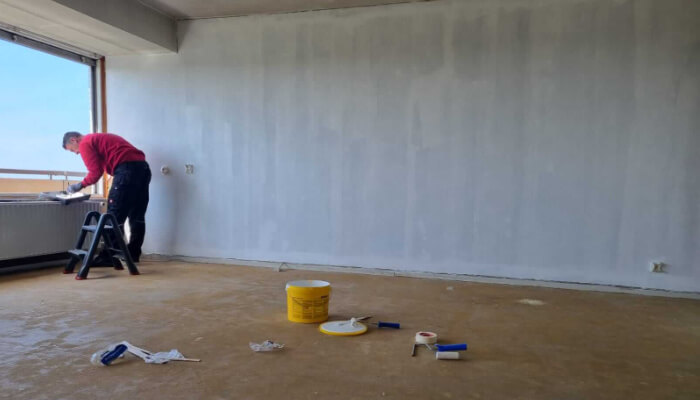 De muren en het plafond van de woning worden geschilderd