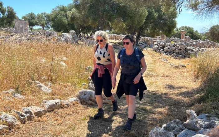 Wandelcoachen Marjan aan het wandelen Wandelcoachen Marjan aan het wandelen